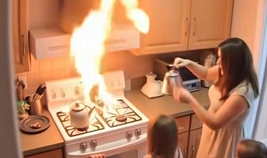 Teyzem yüzümü kaynar suyla yaktı.